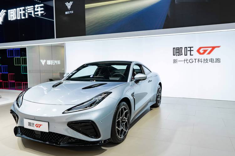 成都256哪吒汽车在智能汽车领域的表现，领途汽车在新能源汽车市场中的影响力